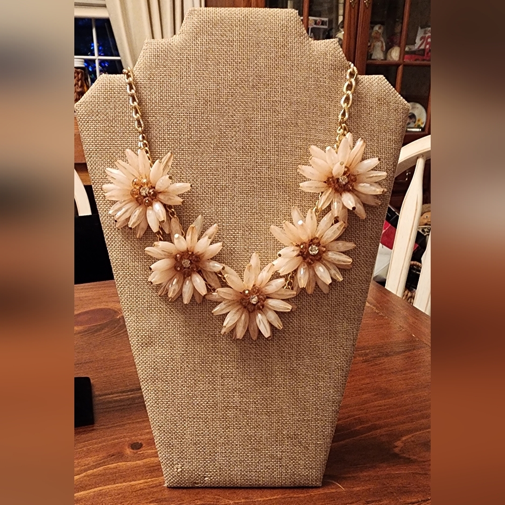 Apt.9 Peach Color Daisy Statement Necklace w/ Rhinestone Centers NWOT